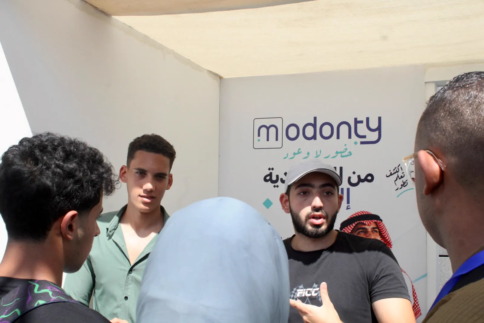 زوّار يحملون كتيّبات مدونتي