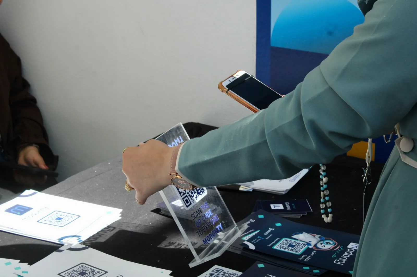 زائر يمسح رمز QR على طاولة مدونتي