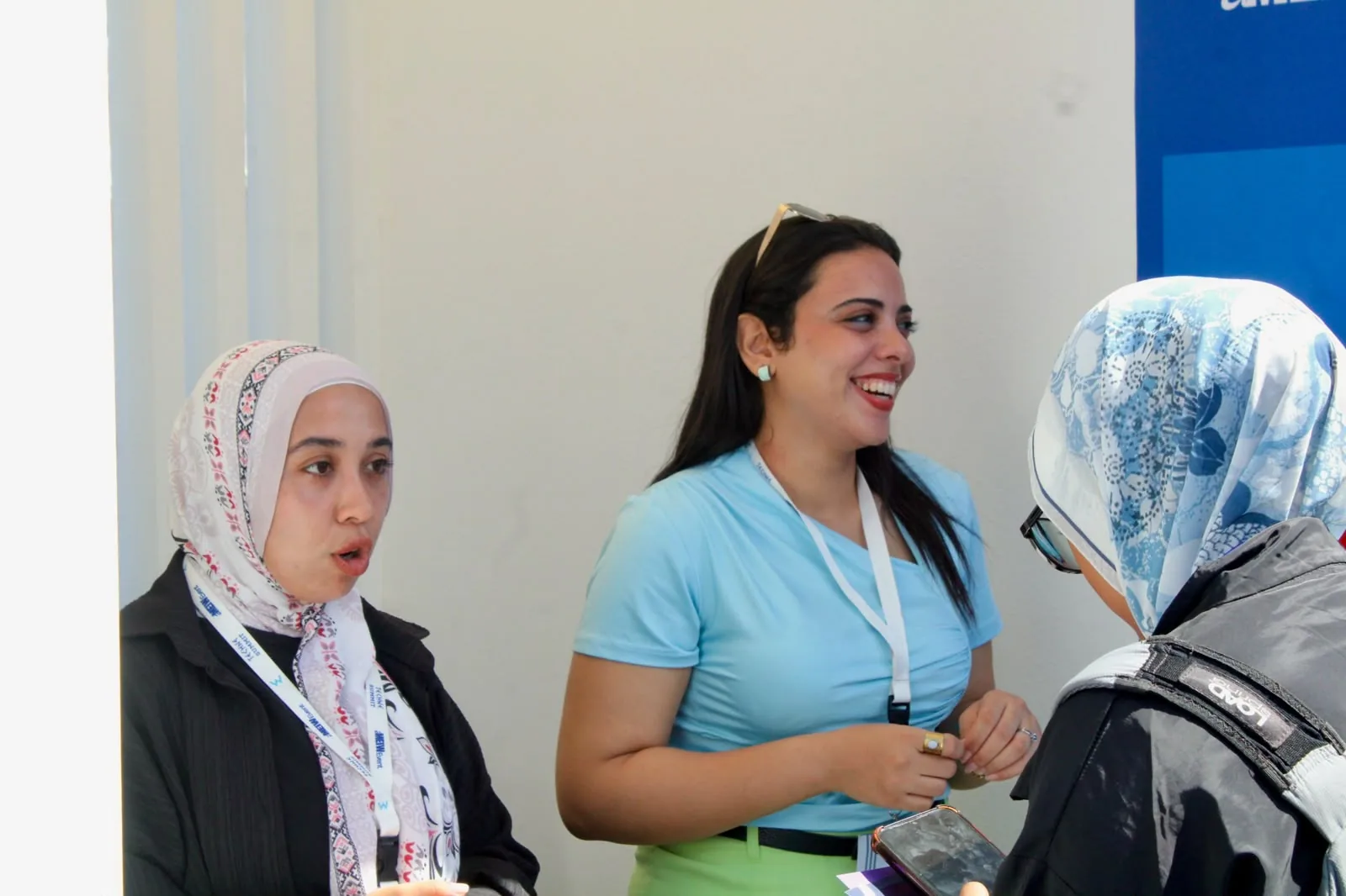 ضحكات وحوار عند البوث