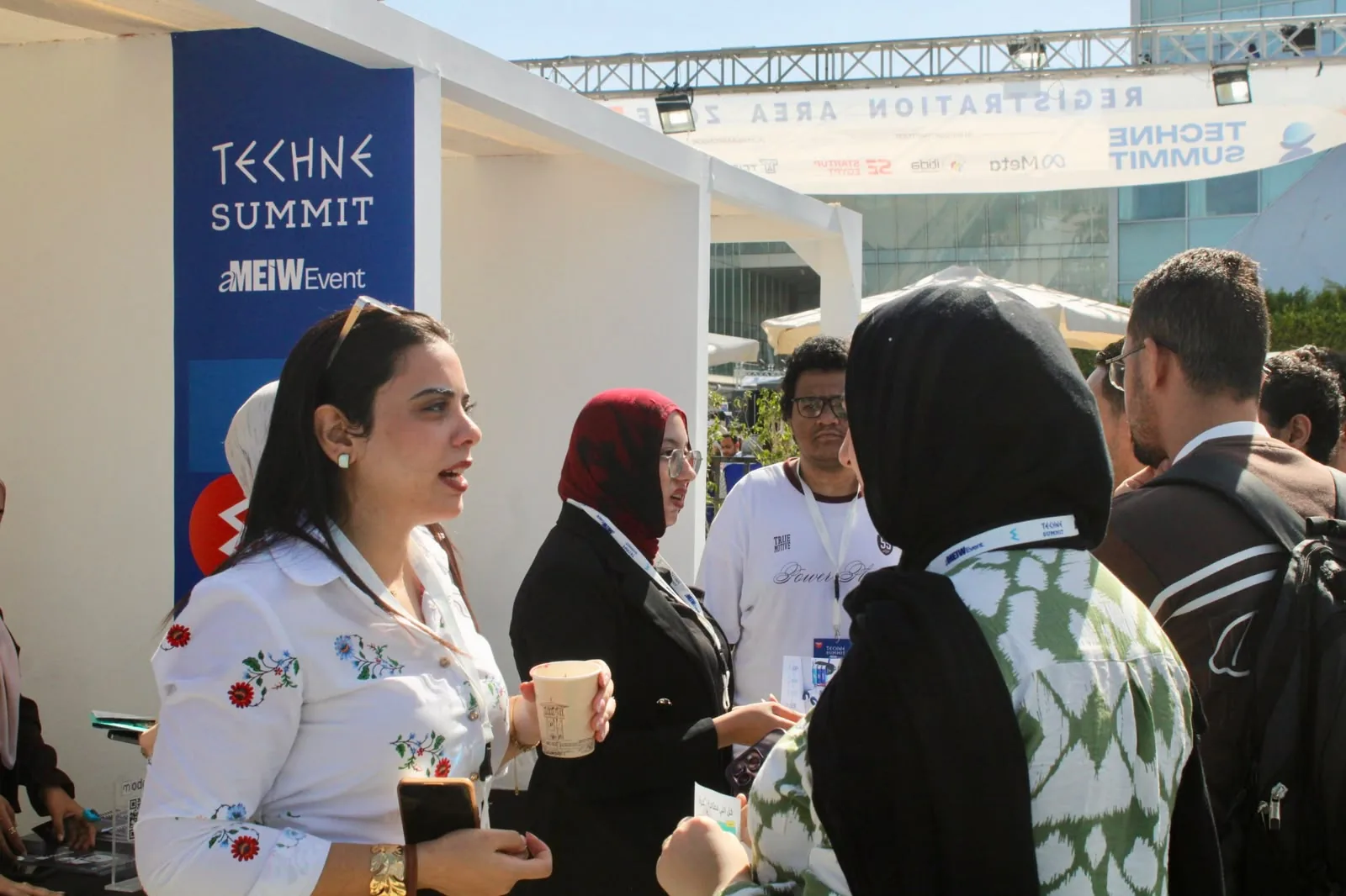 زوّار عند لوحة Techne Summit