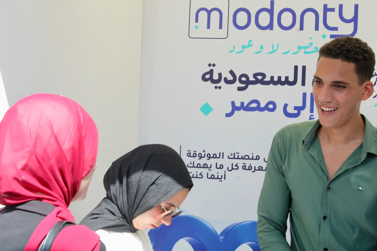 زوّار يتحدّثون مع الفريق
