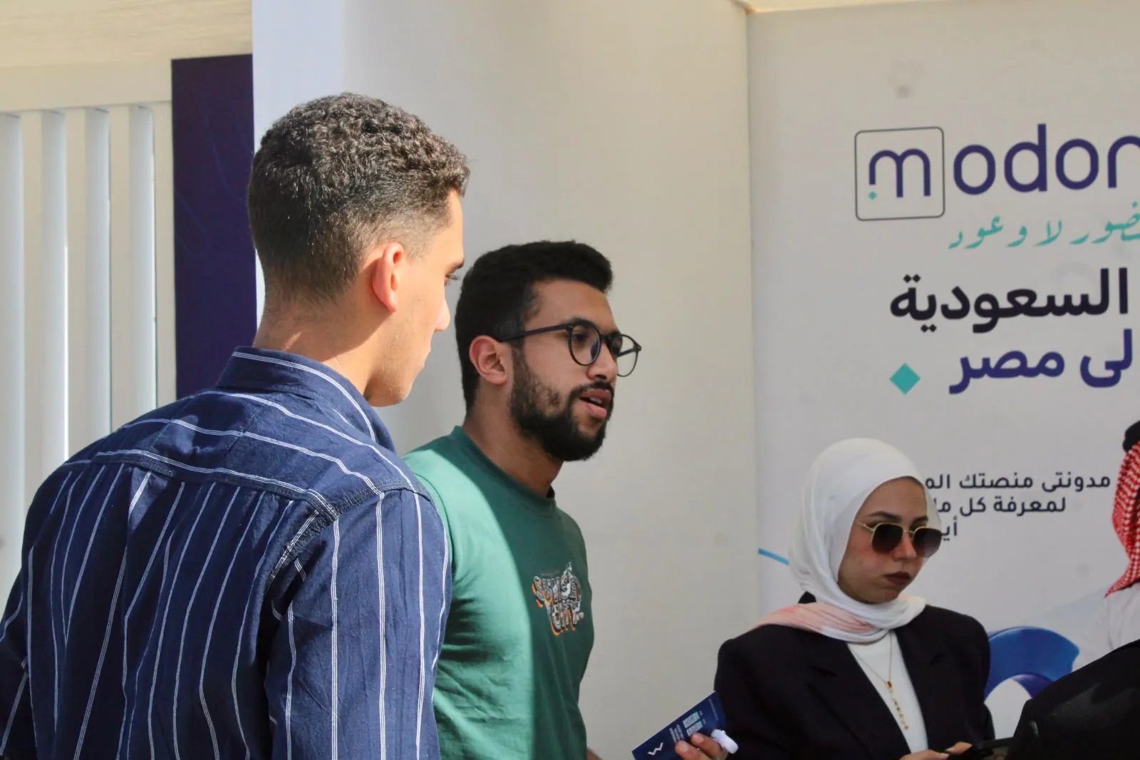 زوّار يتحدّثون أمام جدار مدونتي