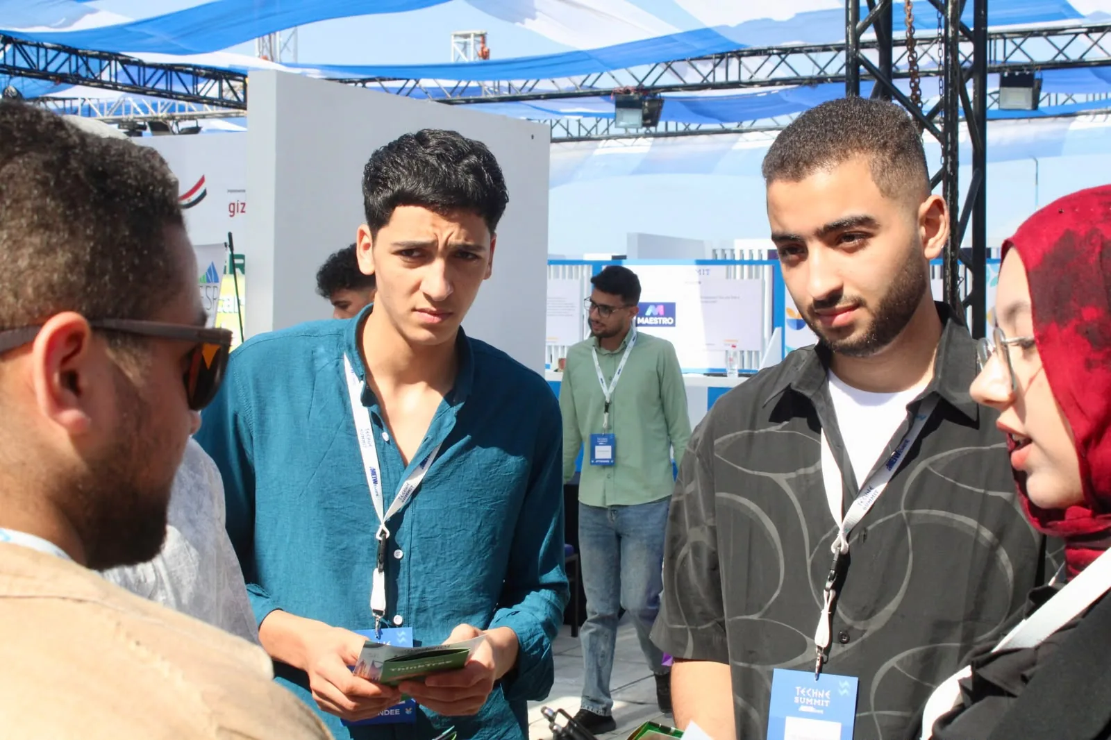 حوار بين زوّار في ساحة Techne