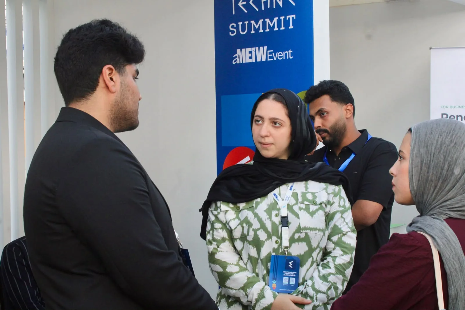 حوار أمام لوحة Techne Summit